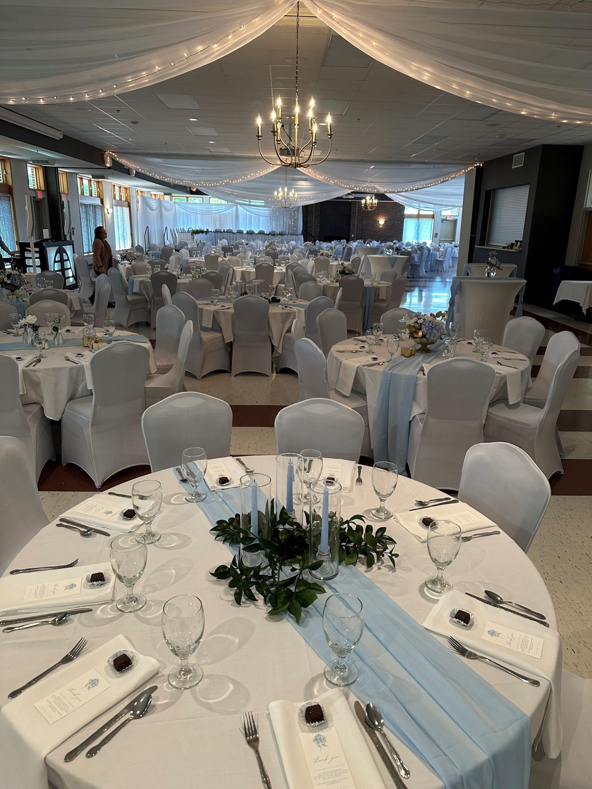 Decorative round tables and chairs for wedding