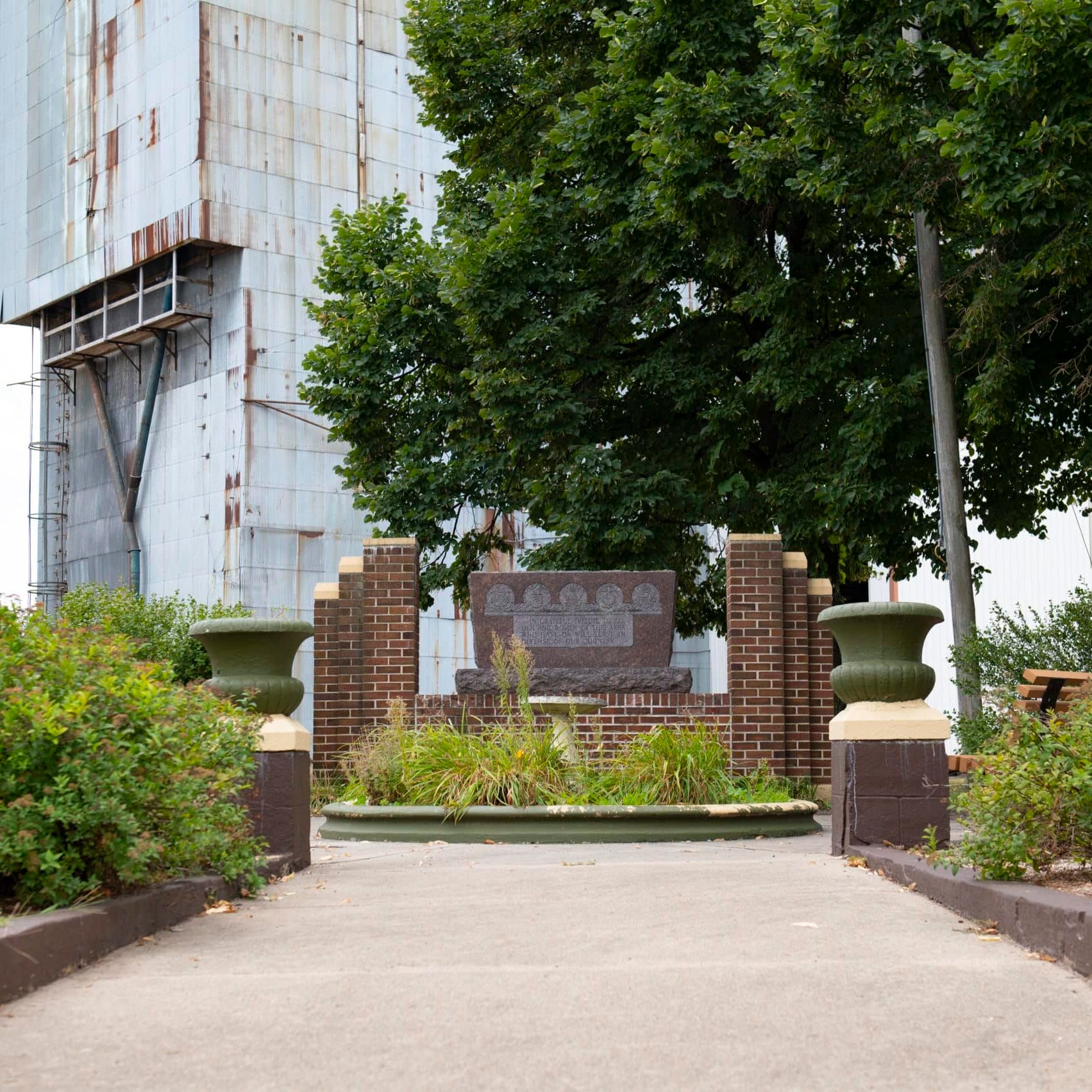 veterans memorial, a war memorial